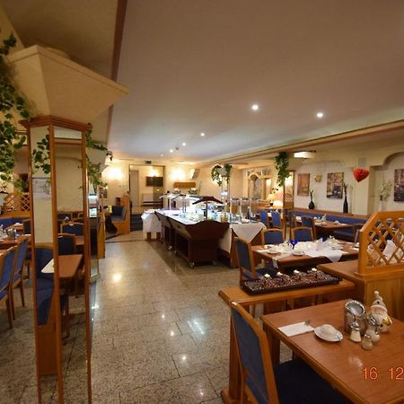 Hotel Zur Rebe Хоххайм ам Майн Екстериор снимка