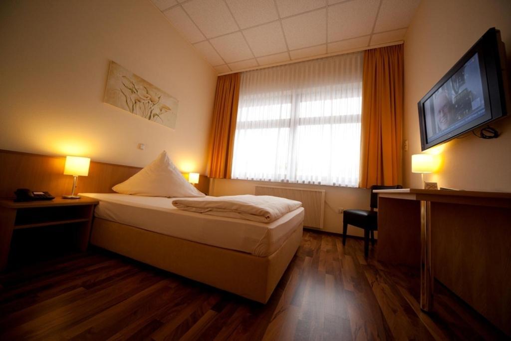 Hotel Zur Rebe Хоххайм ам Майн Стая снимка
