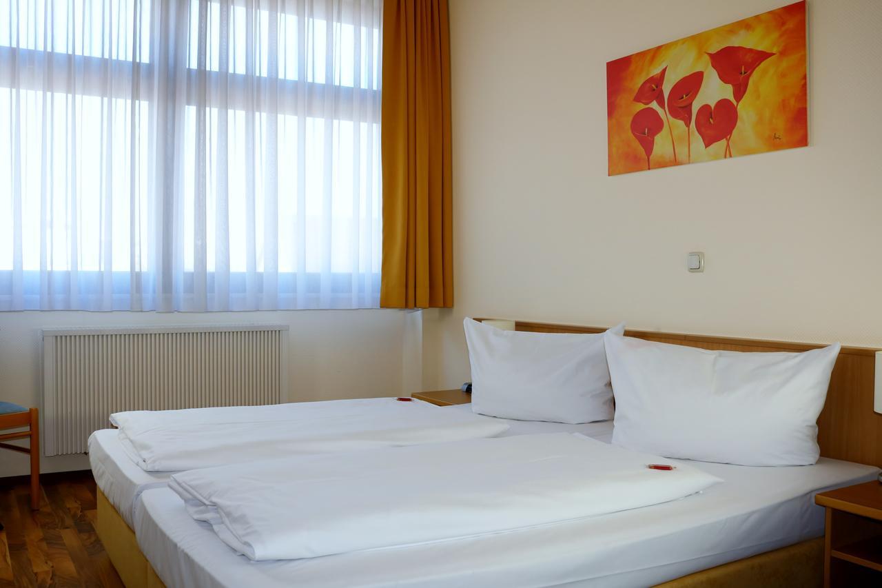 Hotel Zur Rebe Хоххайм ам Майн Екстериор снимка