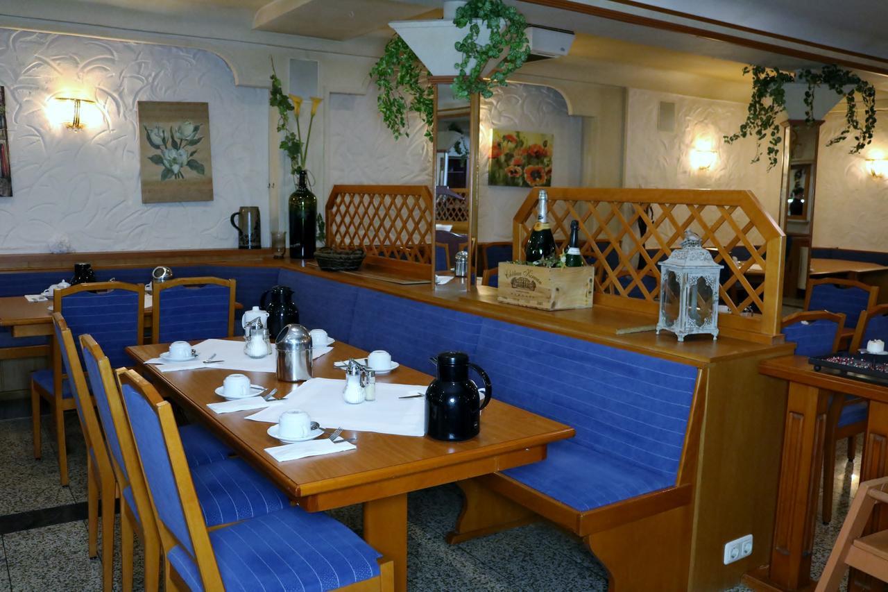 Hotel Zur Rebe Хоххайм ам Майн Екстериор снимка