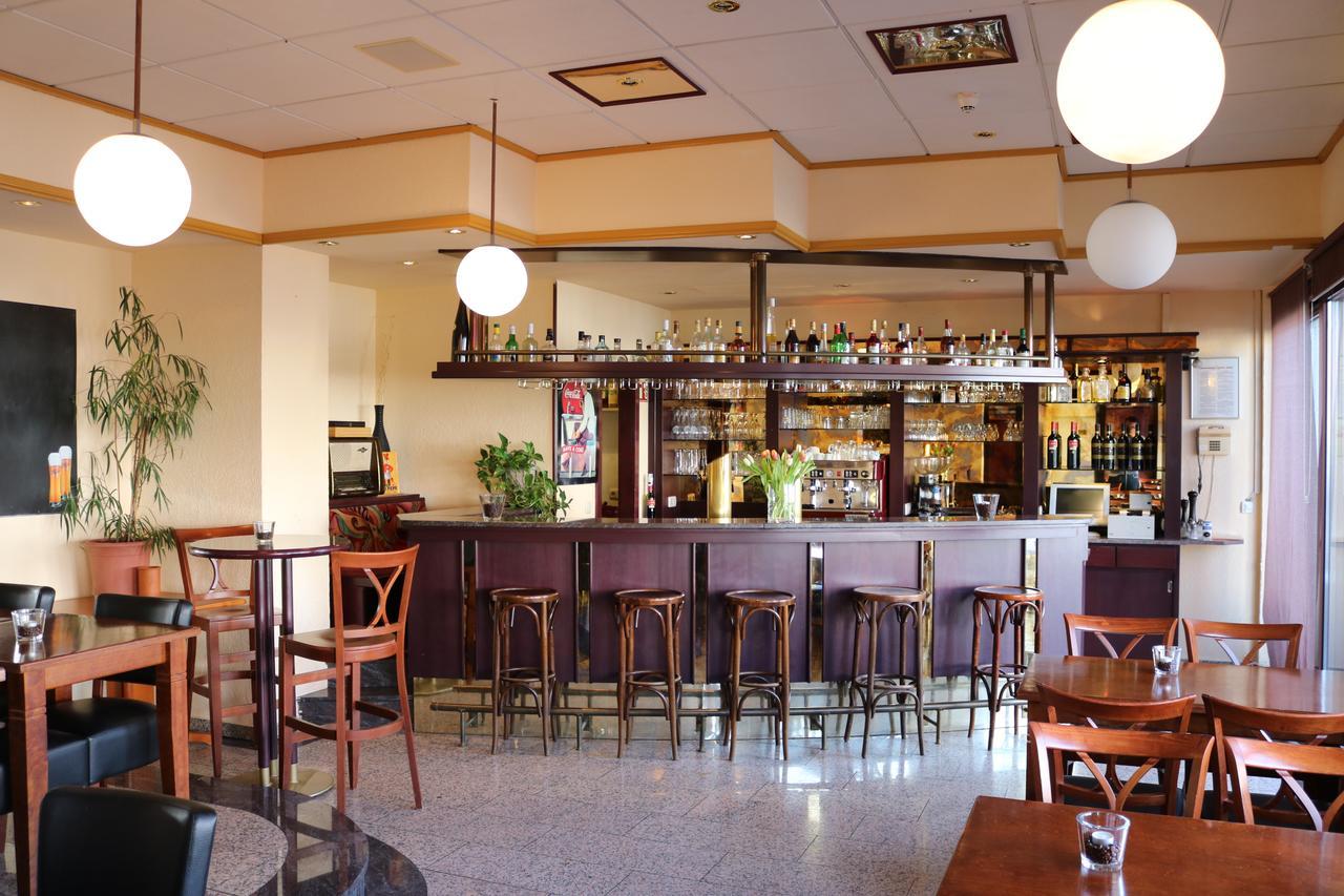 Hotel Zur Rebe Хоххайм ам Майн Екстериор снимка