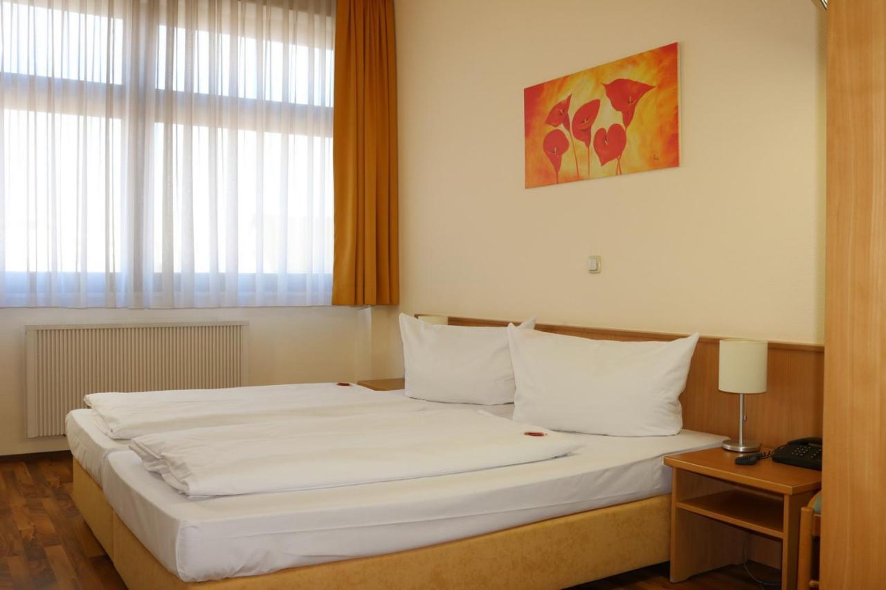 Hotel Zur Rebe Хоххайм ам Майн Екстериор снимка