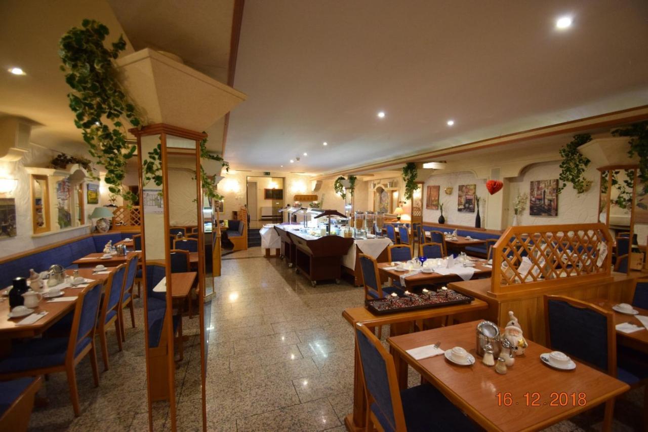 Hotel Zur Rebe Хоххайм ам Майн Екстериор снимка