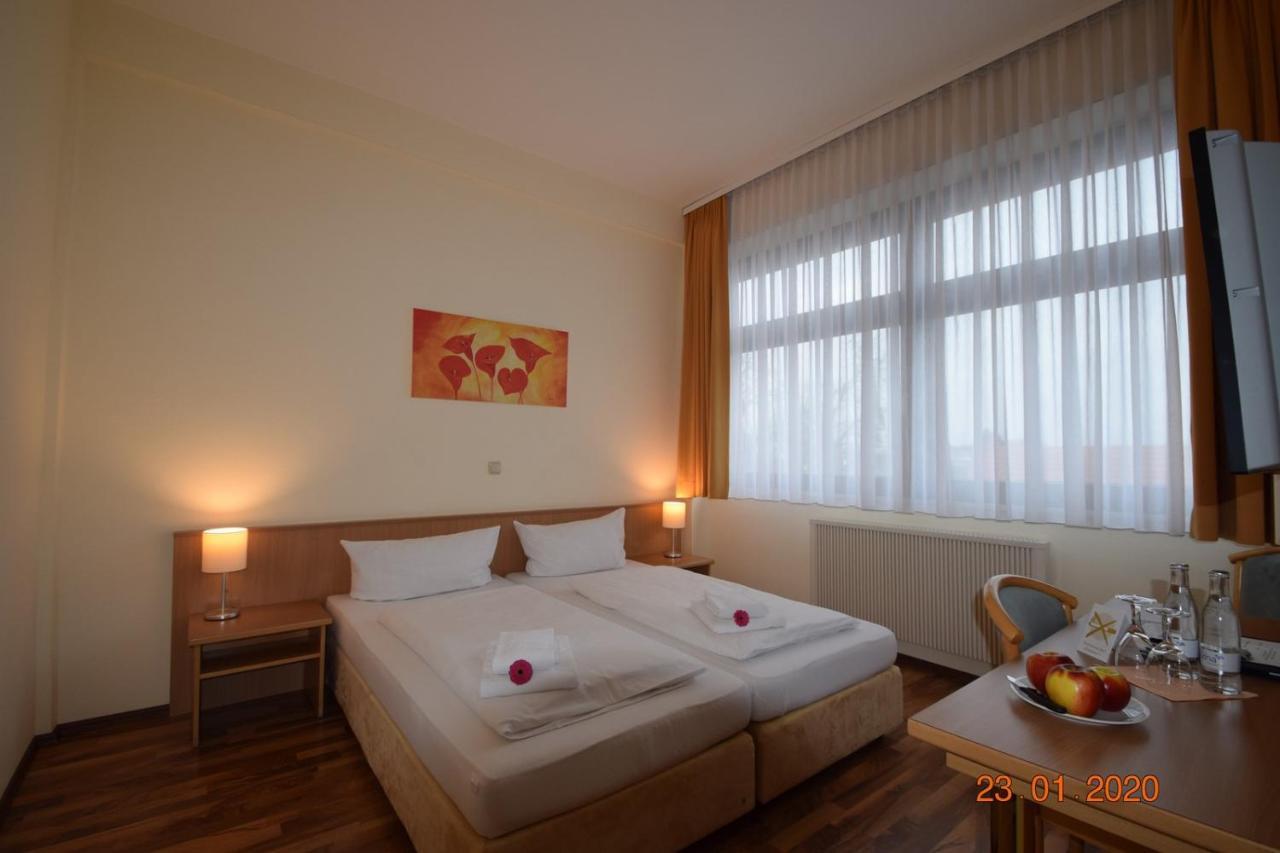 Hotel Zur Rebe Хоххайм ам Майн Екстериор снимка